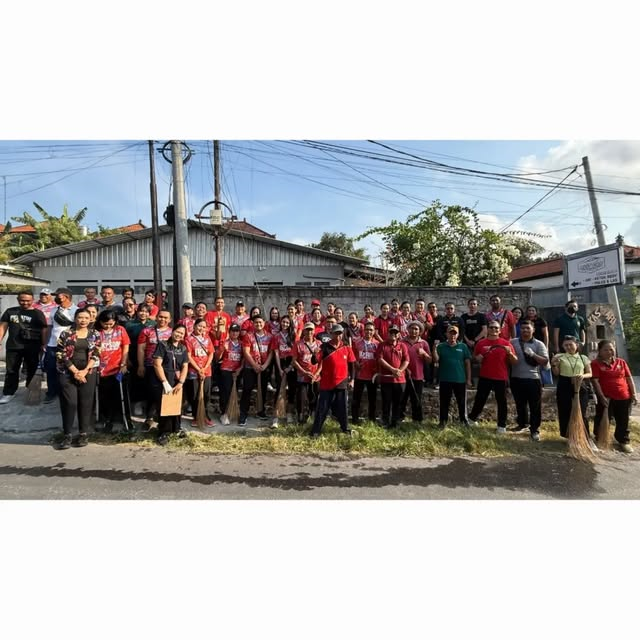 AKSI BERSIH-BERSIH SAMPAH PLASTIK DI BAPAK ANGKAT KELURAHAN PENATIH